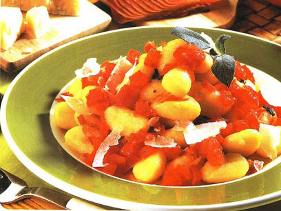 Картофельные клецки с помидорами